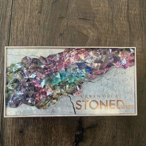 Urban decay stoned vibes eyeshadow palate limited edition